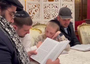 Rabbi Yoshiyahu Yosef Pinto Shlita in his residence in Morocco, Rabat reading the scroll