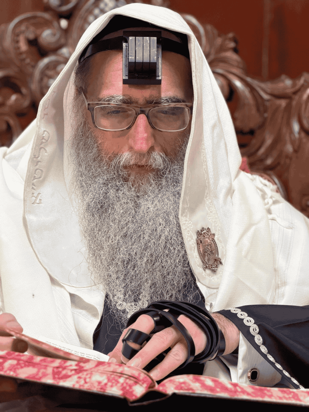Rabbi Yoshiyahu Yosef Pinto Shlita reading Holy Sefer